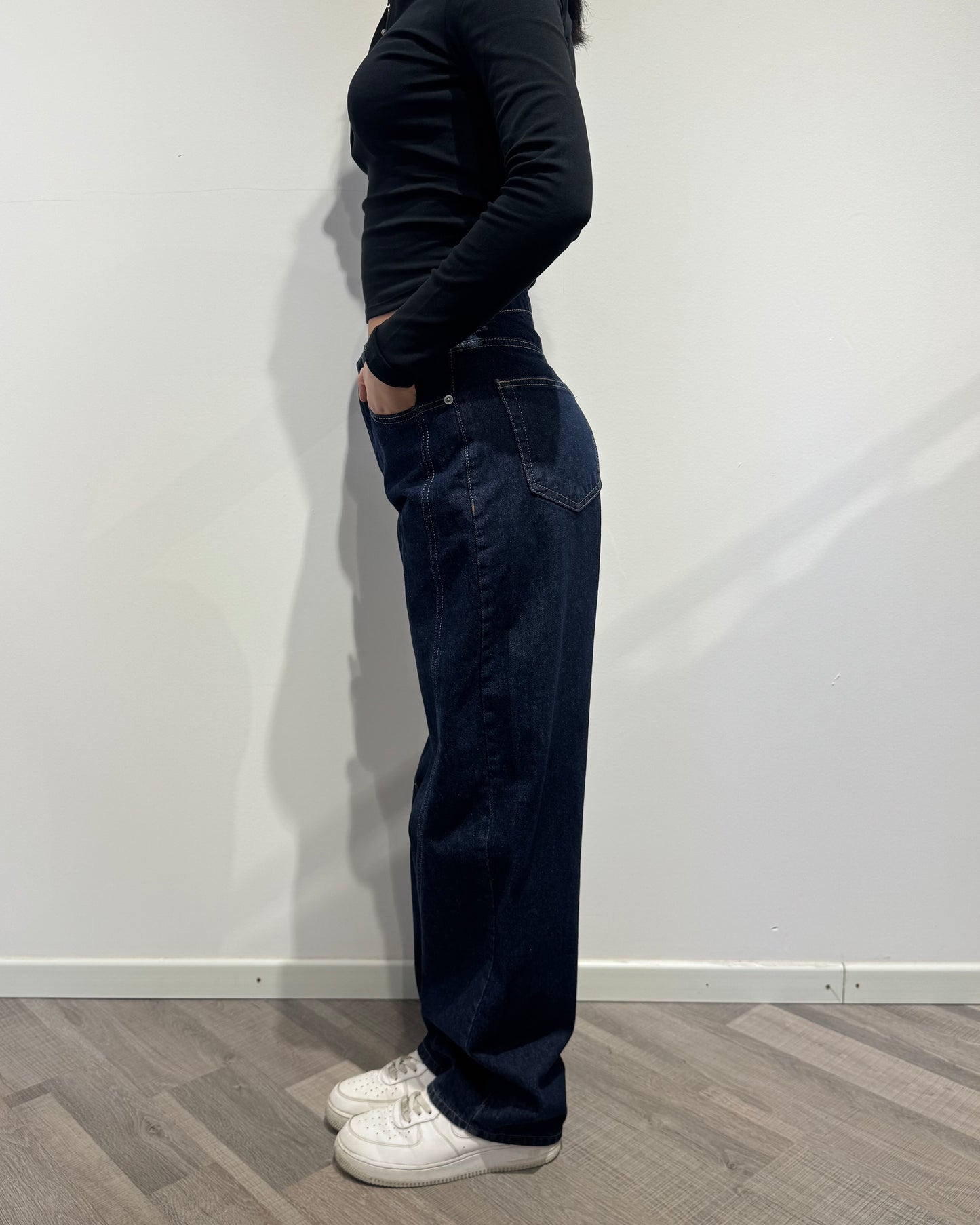 Jeans blu con cuciture bianche