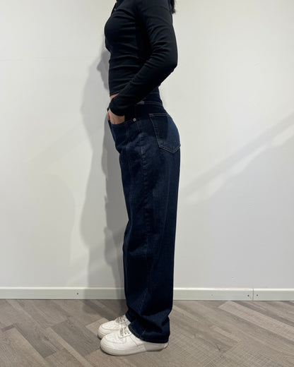 Jeans blu con cuciture bianche