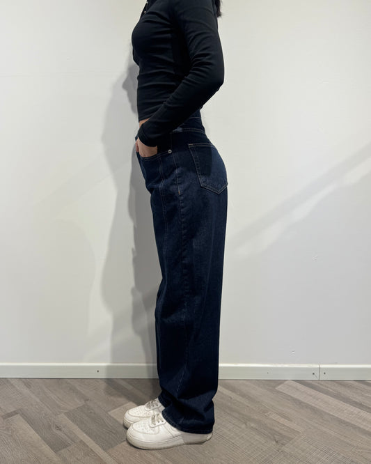 Jeans blu con cuciture bianche