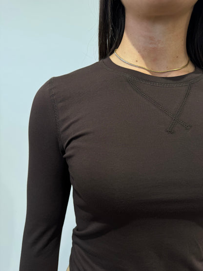 TEE SLIM FIT A MANICHE LUNGHE CON CUCITURE MARRONE