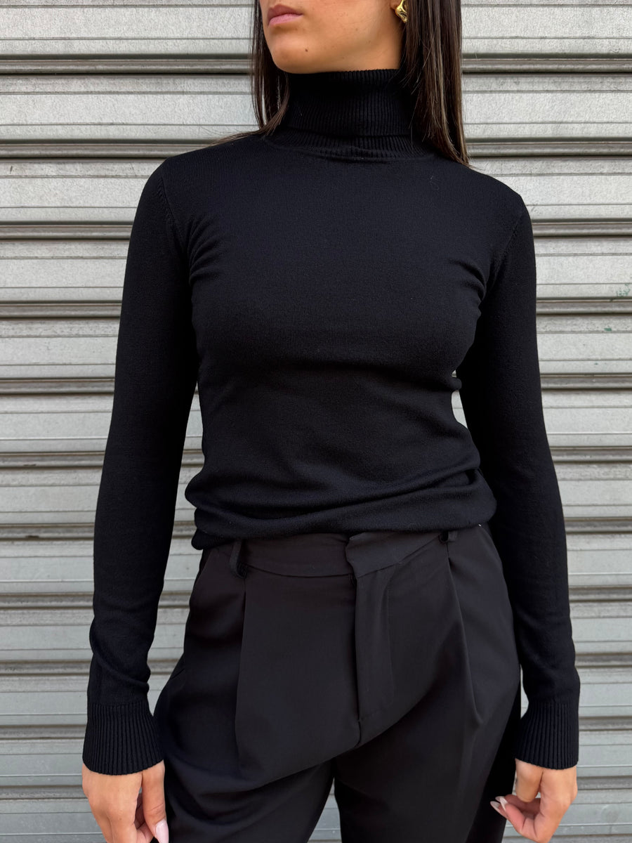 LUPETTO NERO IN LANA