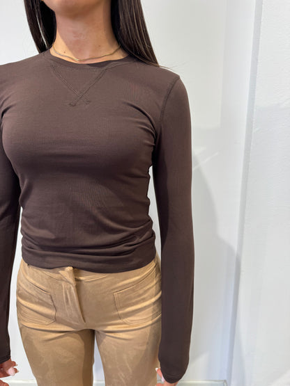 TEE SLIM FIT A MANICHE LUNGHE CON CUCITURE MARRONE