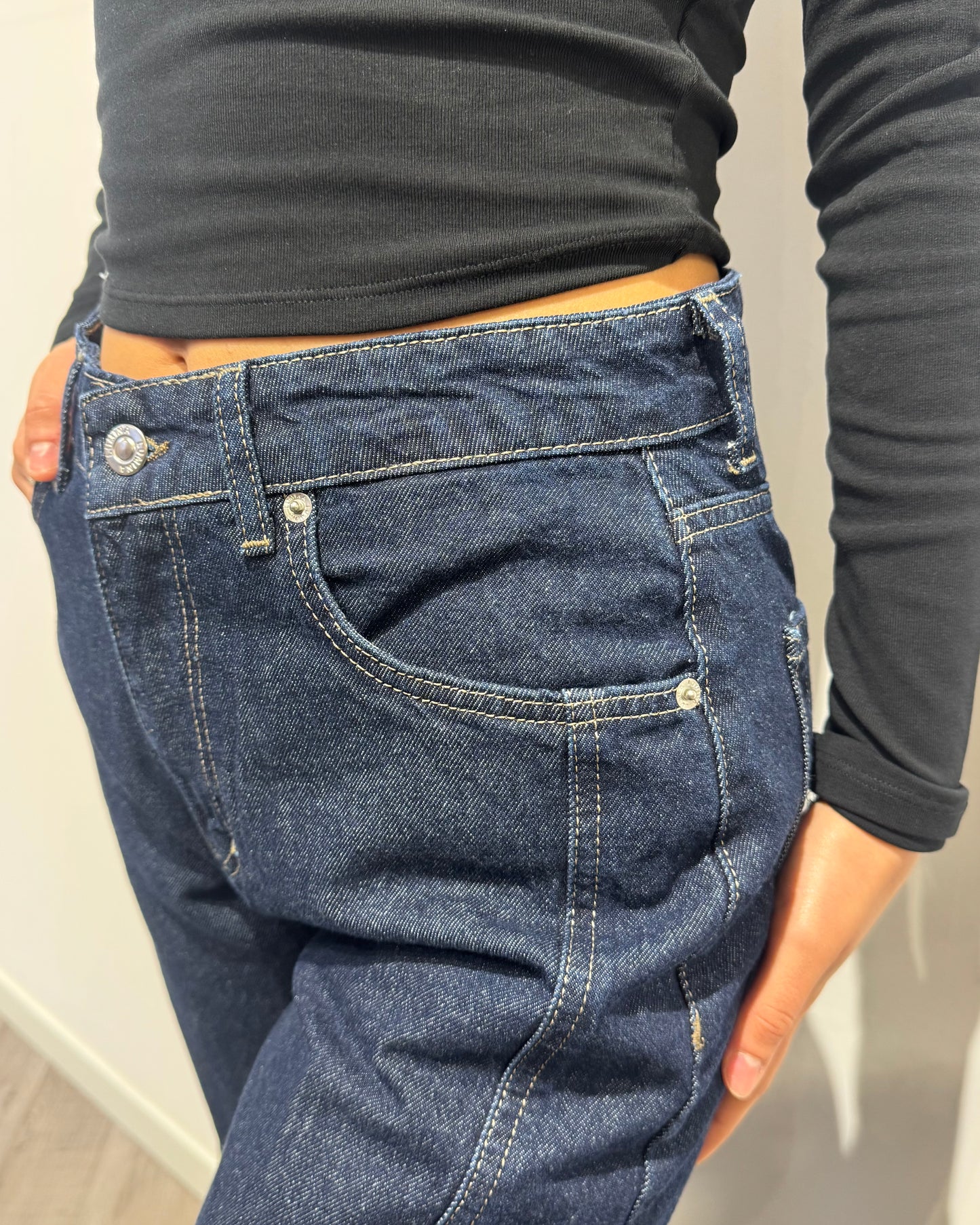 Jeans blu con cuciture bianche