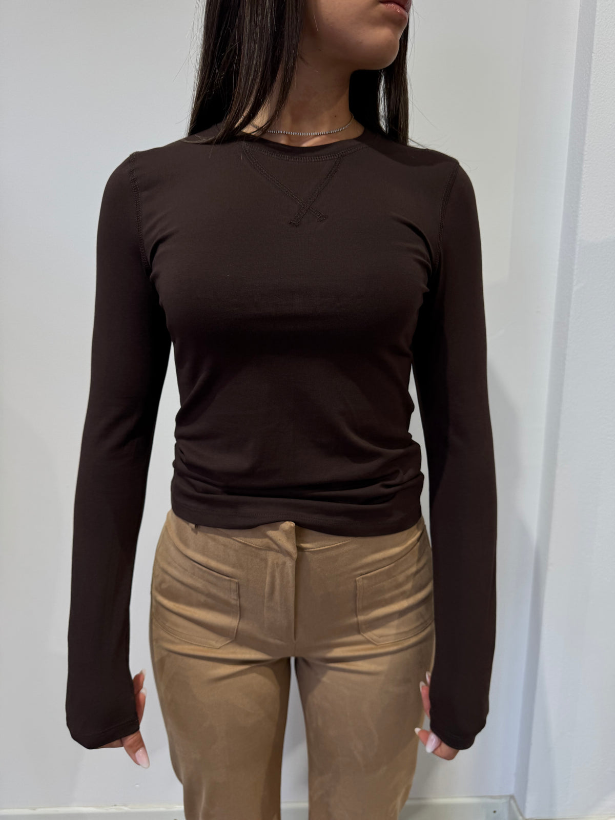 TEE SLIM FIT A MANICHE LUNGHE CON CUCITURE MARRONE