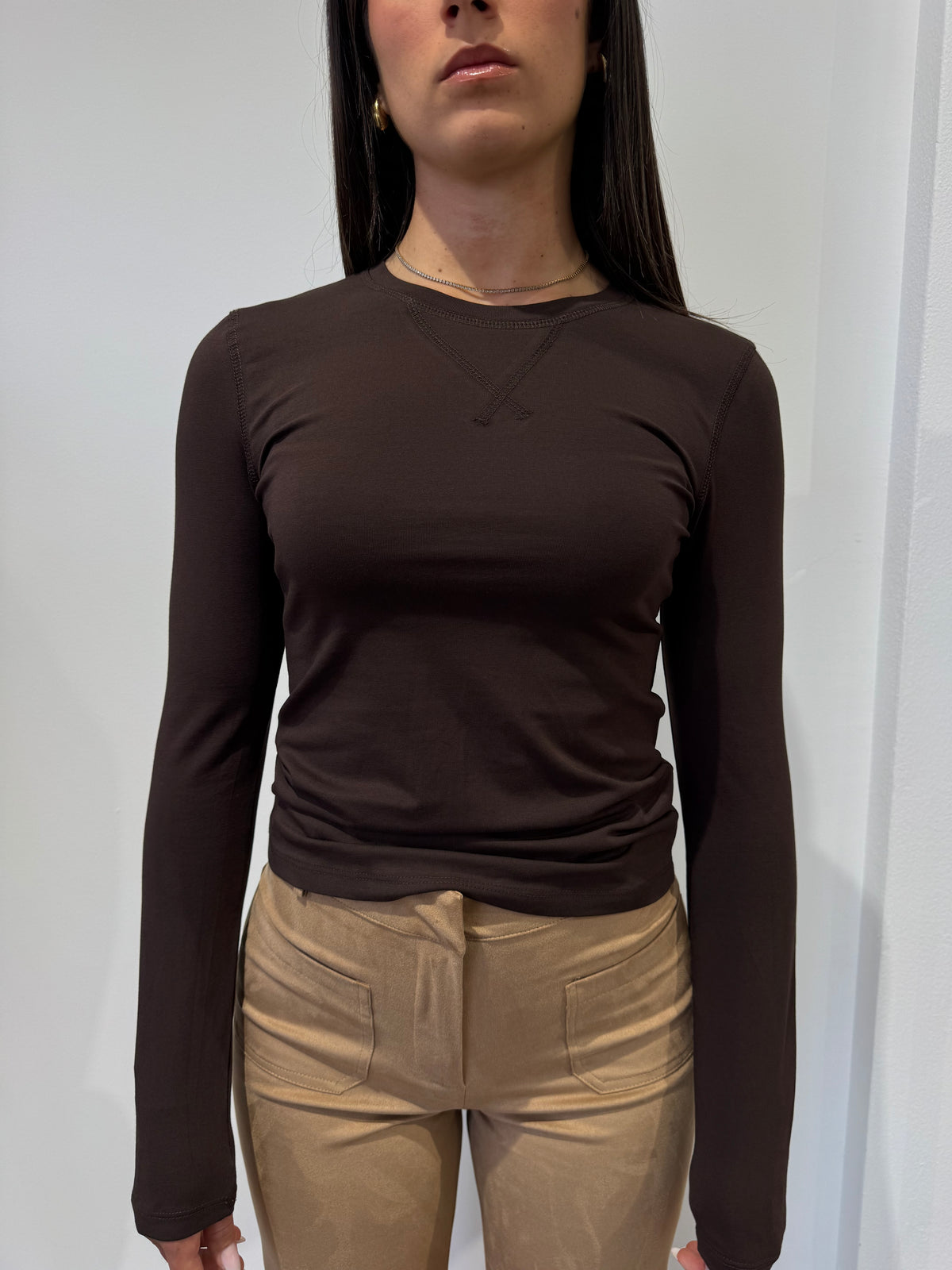 TEE SLIM FIT A MANICHE LUNGHE CON CUCITURE MARRONE